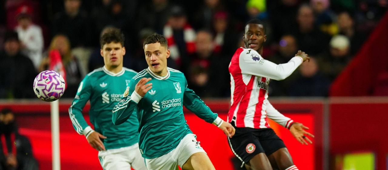 Liverpools Florian Wirtz kämpft mit Brentfords Dango Ouattara um den Ball | IMAGO/Javier Garcia/Shutterstock Liverpools Florian Wirtz kämpft mit Brentfords Dango Ouattara um den Ball