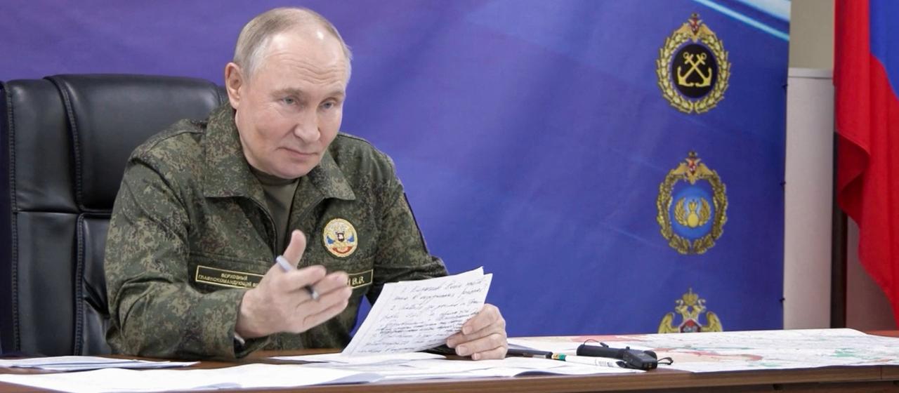 Wladimir Putin spricht während seines Besuchs im Kommandozentrum der Armee an einem unbekannten Ort. | via REUTERS Wladimir Putin spricht während seines Besuchs im Kommandozentrum der Armee an einem unbekannten Ort.