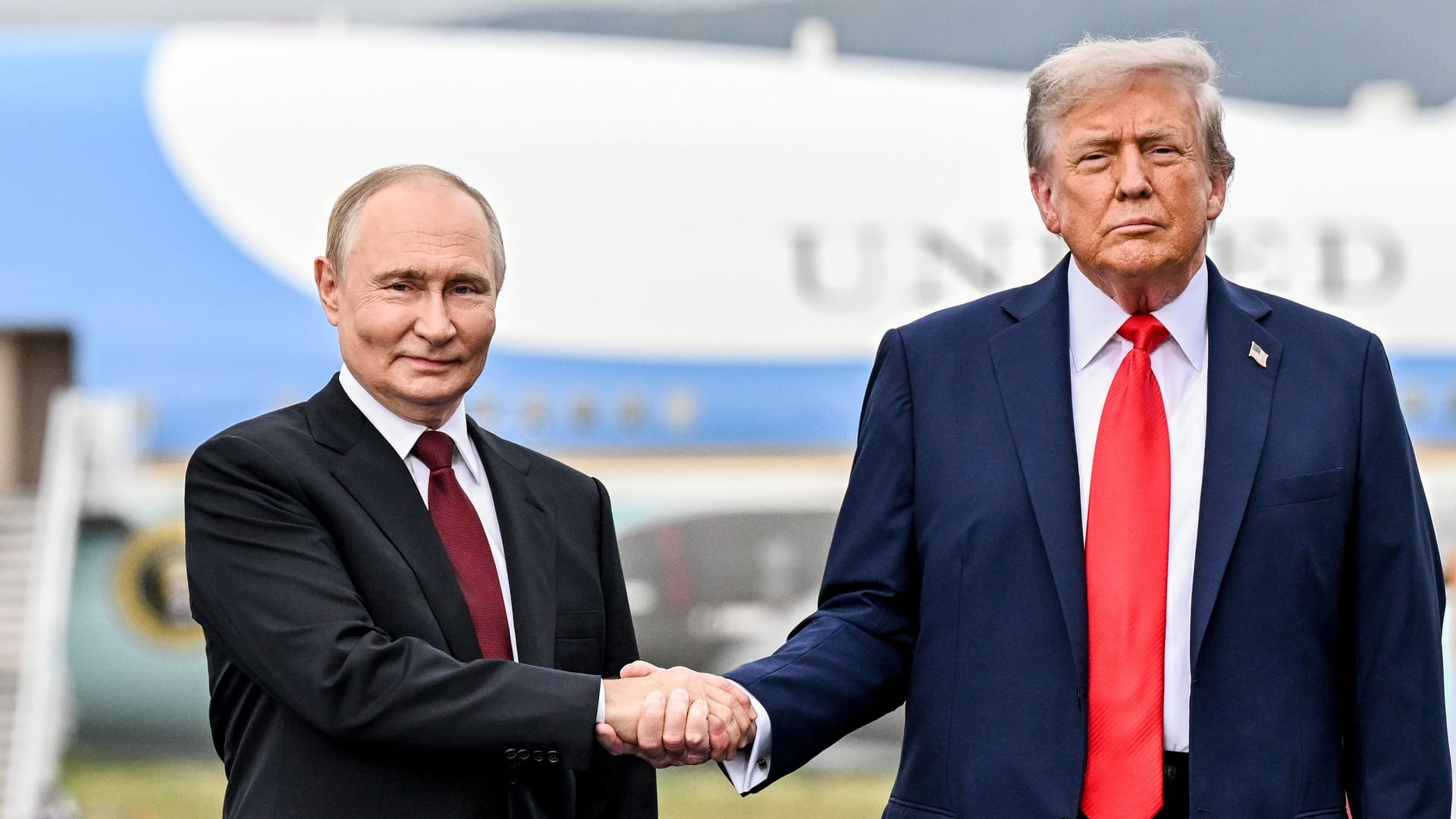 Wladimir Putin und Donald Trump in Alaska: Der US-Präsident könnte auf den Friedensnobelpreis aus sein, sagt Gesine Dornblüth.