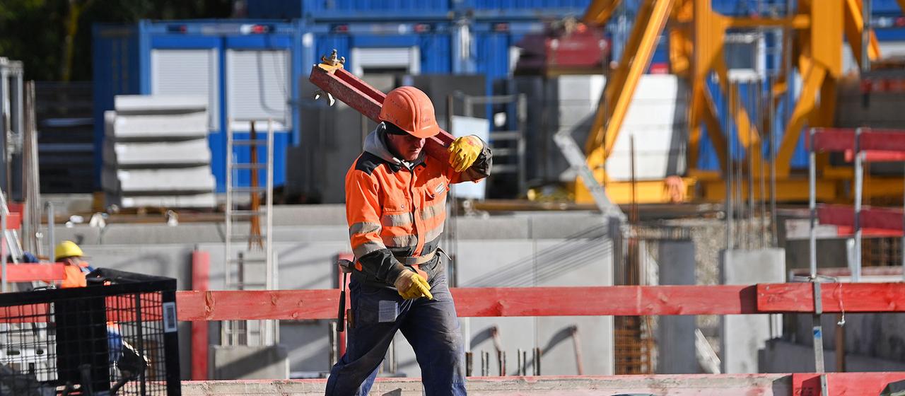 Bauarbeiter auf einer Grossbaustelle in Muenchen | picture alliance / SvenSimon Bauarbeiter auf einer Grossbaustelle in Muenchen