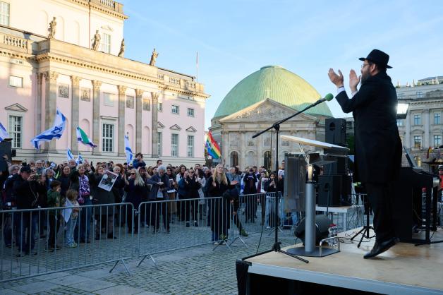 Yehuda Teichtal bei einer Kundgebung in Berlin anlässlich der Freilassung der letzten lebenenden israelischen Hamas-Geiseln am 13. Oktober 2025.  Yehuda Teichtal bei einer Kundgebung in Berlin anlässlich der Freilassung der letzten lebenenden israelischen Hamas-Geiseln am 13. Oktober 2025.