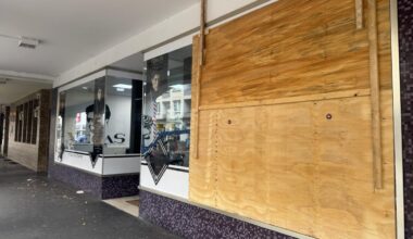 Mann wirft Stuhl in Osnabrücker Friseursalon – zwei Verletzte