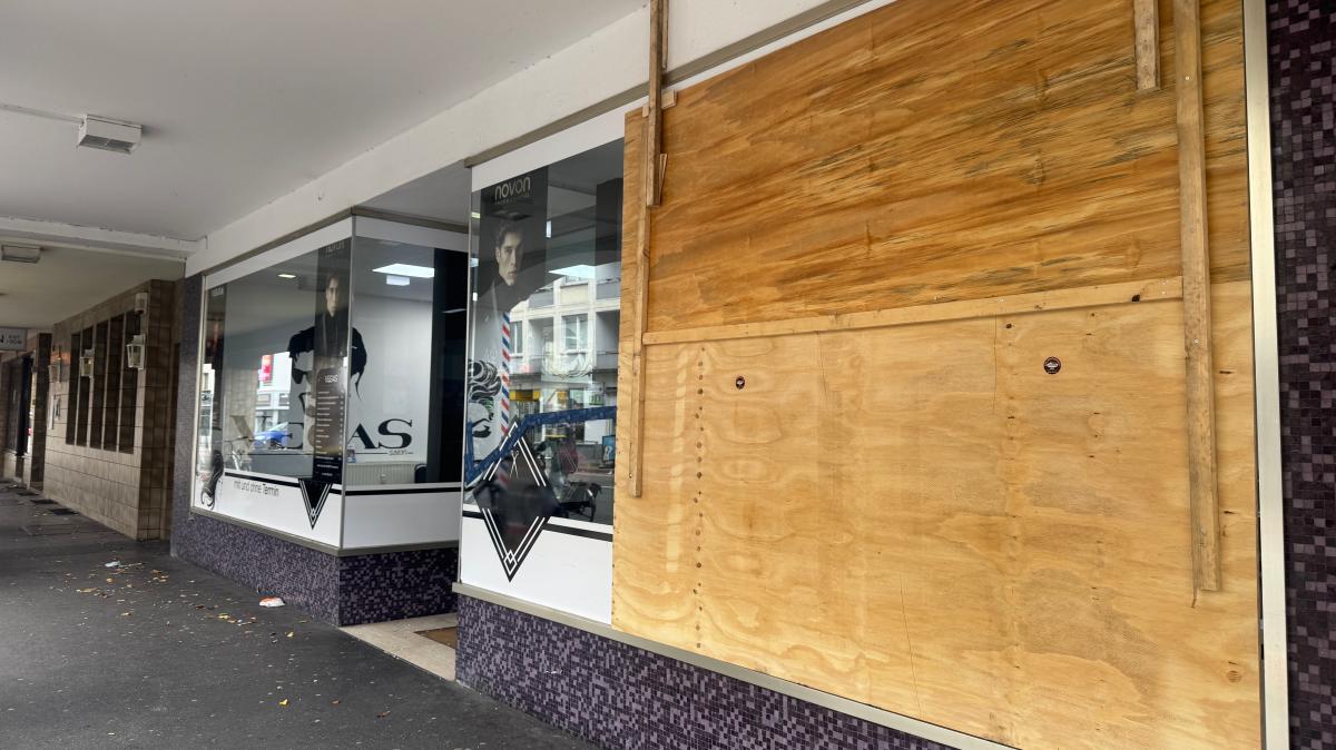 Mann wirft Stuhl in Osnabrücker Friseursalon – zwei Verletzte