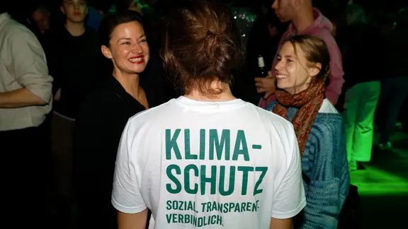 Eine junge Frau trägt ein T-Shirt mit dem Aufdruck "Klimaschutz".