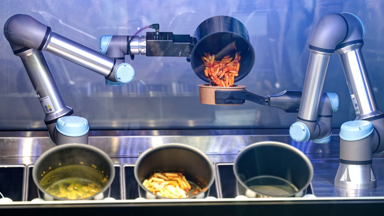 Zwei Greifarme bereiten „Penne Arrabiata“ zu.