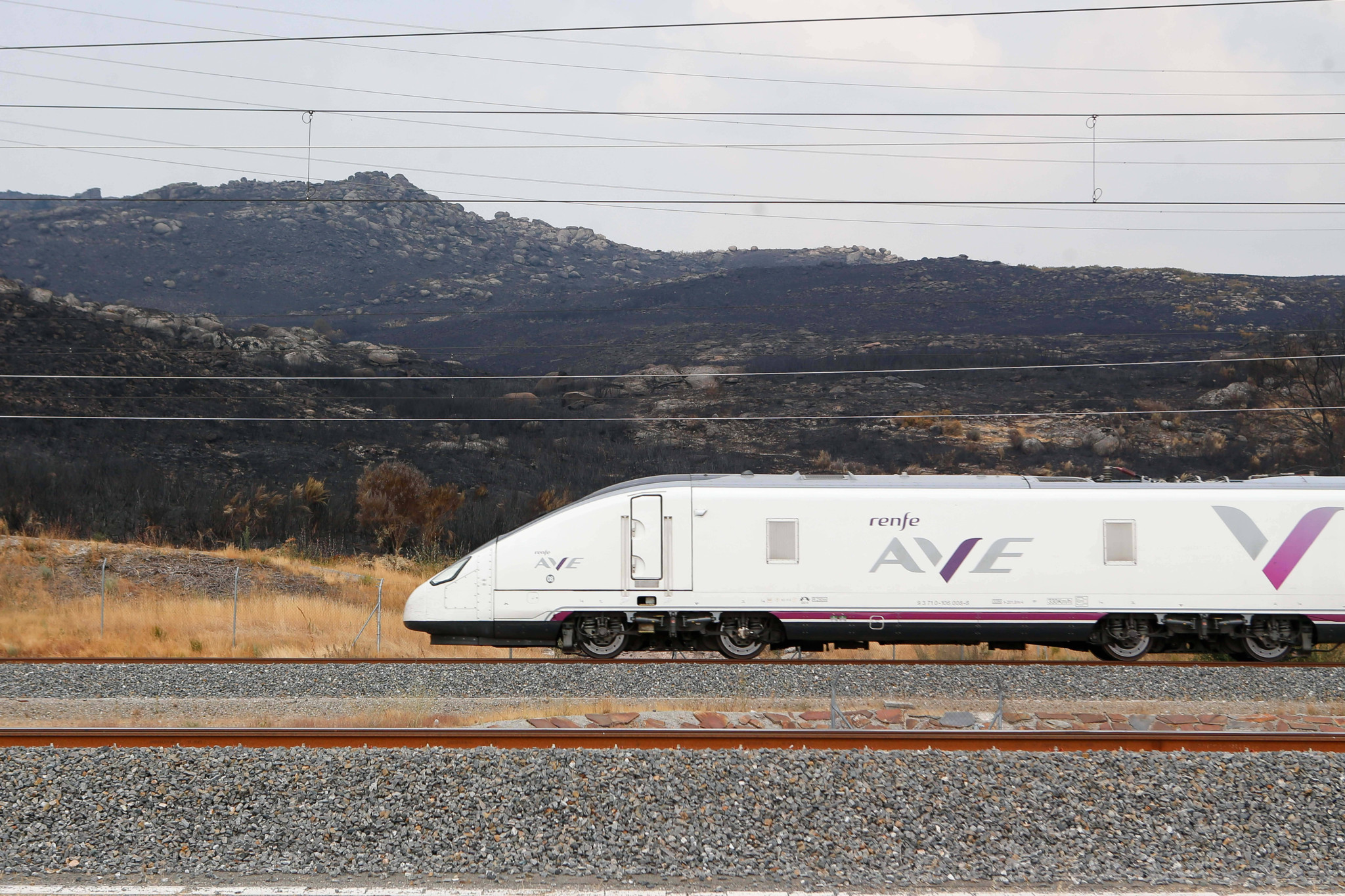 Ein AVE-Zug der Linie Madrid-Galicien fährt durch ein von Bränden betroffenes Gebiet bei A Gudina, Ourense, Galicien, am 21. August 2025.