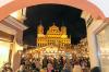 Auf dem Augsburger Christkindlesmarkt kommen Besucherinnen und Besucher für eine Tasse Glühwein im deutschlandweiten Vergleich preislich gut weg. 