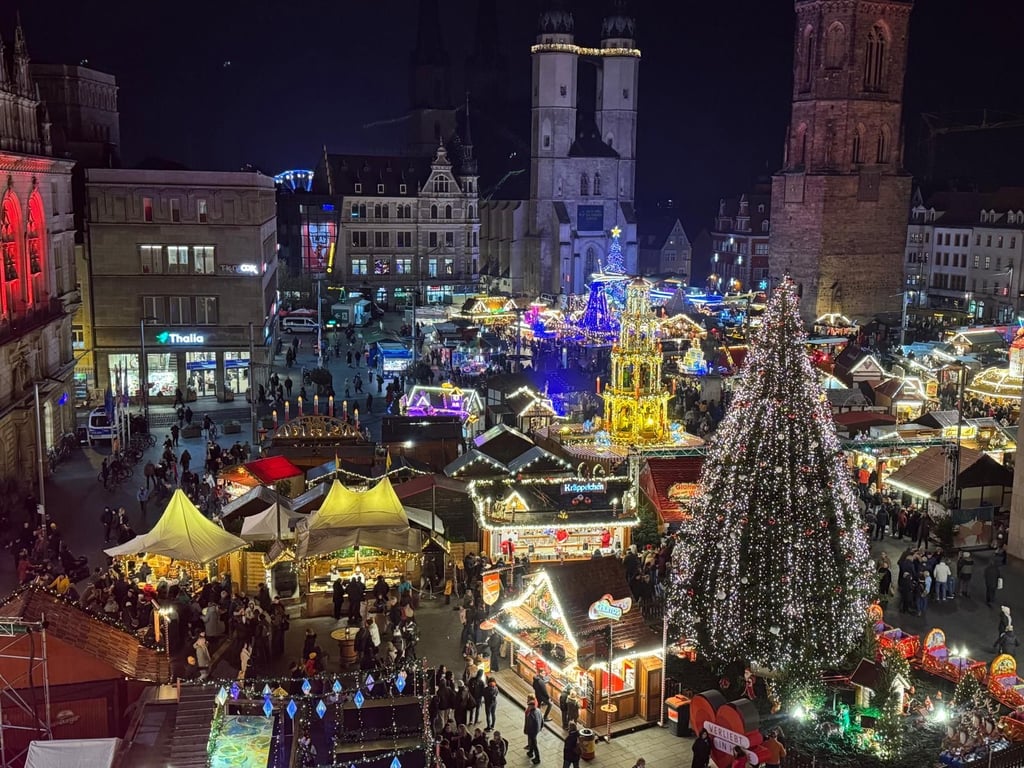 Alle Jahre wieder: Halles Weihnachtsmarkt ist eröffnet. Bis zum 23. Dezember zieht nun wieder der Duft von Glühwein, Lebkuchen und anderen Naschereien durch Halles „gute Stube“.