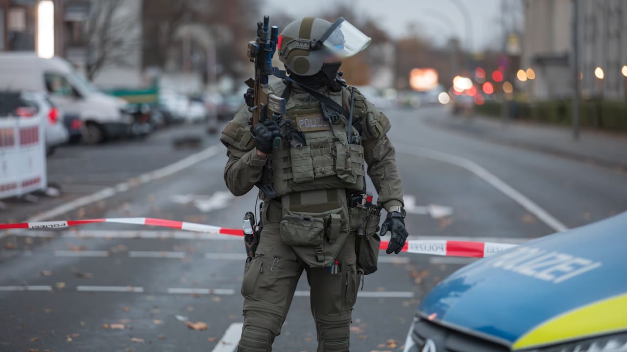 Mann nach Stunden überwältigt: Schüsse! SEK stürmt Haus in Köln | Regional