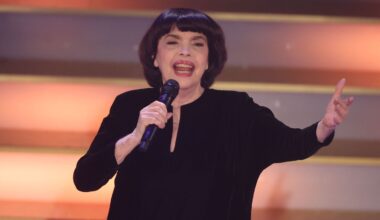 Mit Chanel-Hut und chinesischem Sonnenschirm schützt Chanson-Legende Mireille Mathieu ihre Haut. (Archivbild) Foto: Bodo Schacko