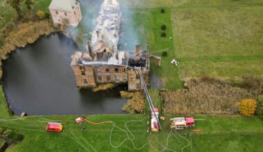 Luftaufnahme des ausgebrannten Klosters