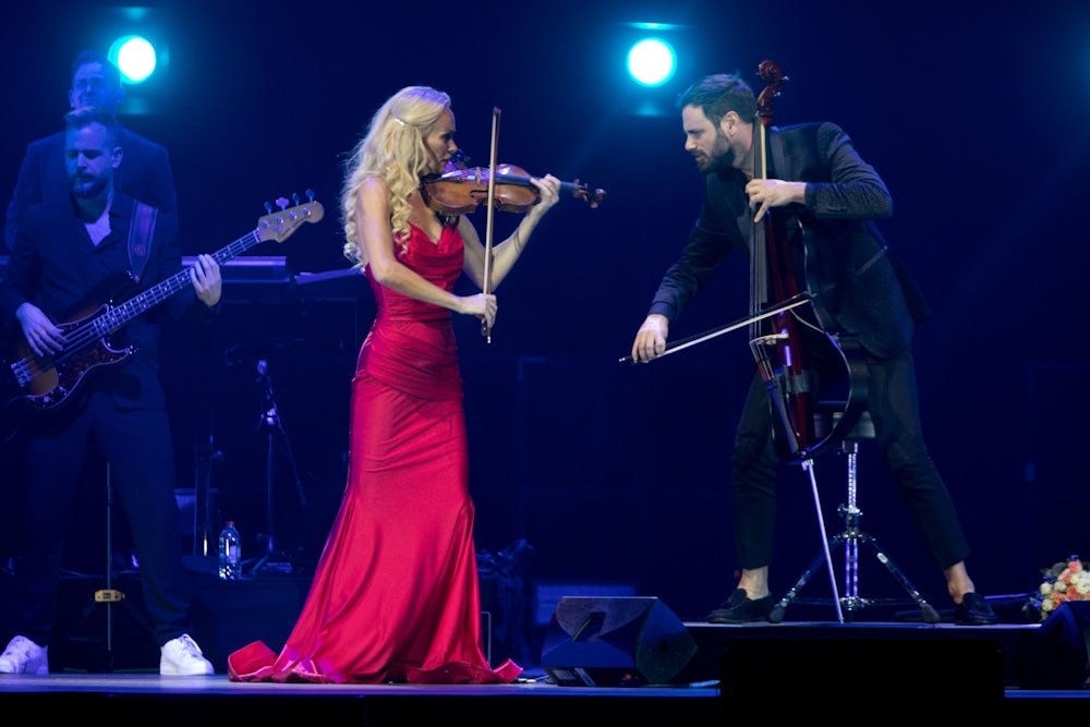 „My Heart Will Go On“: Hauser im Duett mit der amerikanischen Geigerin Caroline Campbell.