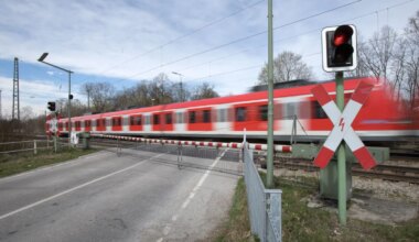 München: Baumaschine durchtrennt Oberleitung in Riem – Einschränkungen bei der S-Bahn - München