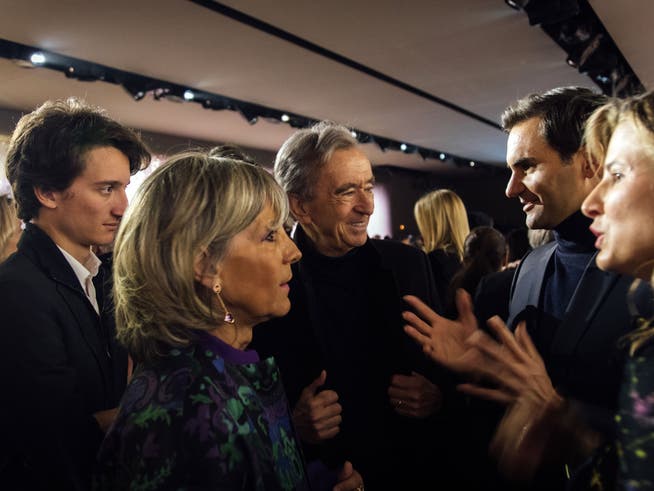 Bernard Arnault (Mitte), Chef des Luxuskonzerns LVMH, und seine Frau Hélène Mercier sprechen mit Roger Federer an einer Modeschau in Paris. Arnaults jüngster Sohn Jean ist im Hintergrund (links).
