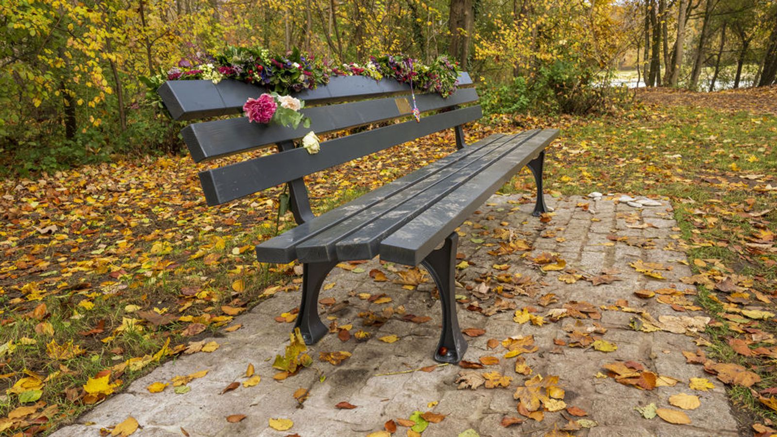 Gedenkbank erinnert an Münchner Anschlagsopfer