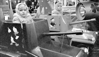 Das war nicht richtig lustig. Aber Realität. Aufnahme vom halleschen Weihnachtsmarkt 1982.