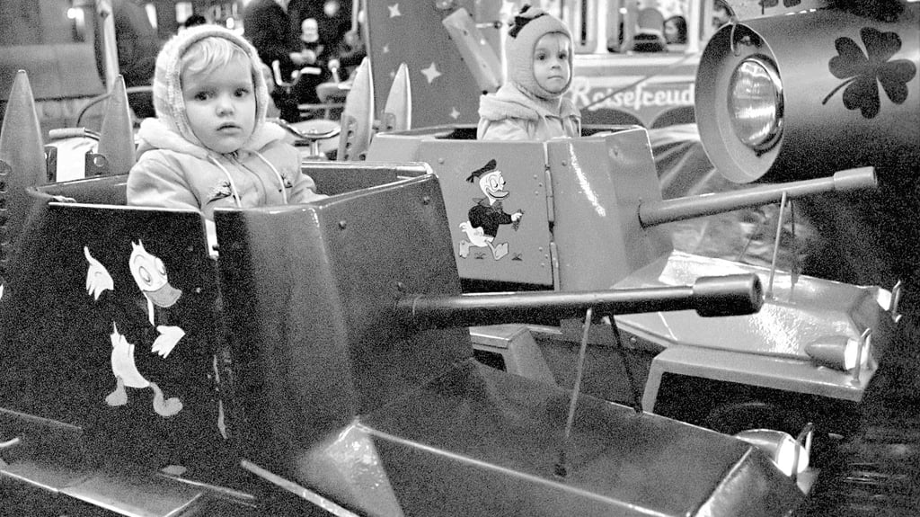 Das war nicht richtig lustig. Aber Realität. Aufnahme vom halleschen Weihnachtsmarkt 1982.