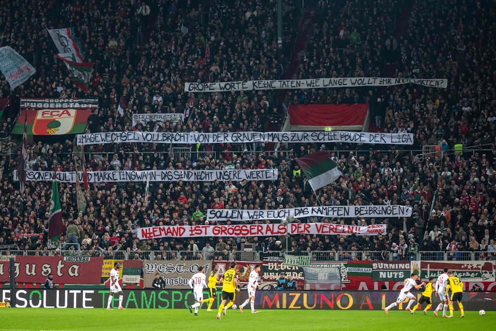 Einige Fans des FC Augsburg haben Botschaften an Sandro Wagner mitgebracht.