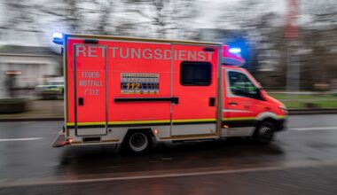 Frau läuft gegen Bus - Behandlung in Krankenhaus