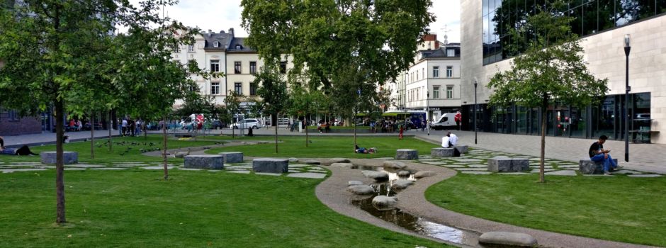 Diebstahl in Wiesbaden: Täter bedroht Autobesitzer mit Messer