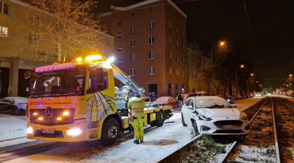 In der Merseburger Straße in Halle kam es in der Nacht zum Montag zu einen Verkehrsunfall.