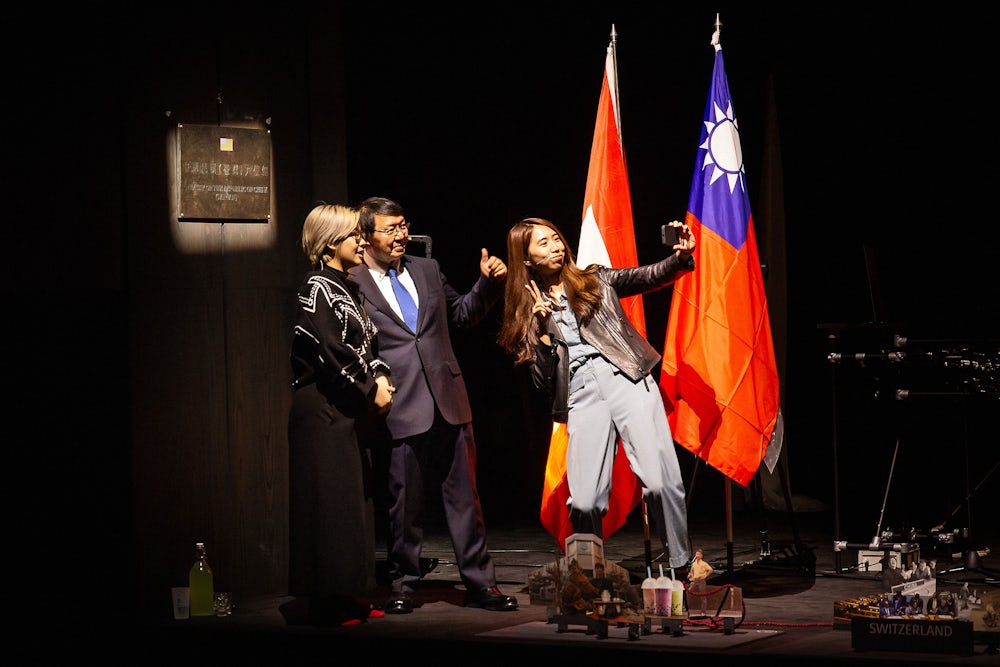 Bei „Dies ist keine Botschaft (Made in Taiwan)“ von Stefan Kaegi stehen keine Schauspieler, sondern drei „Experten des Alltags“ auf der Bühne.