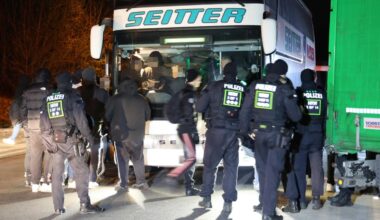 NRW: Frankfurter Hooligans überfallen Bus mit Stuttgart-Fans | Regional