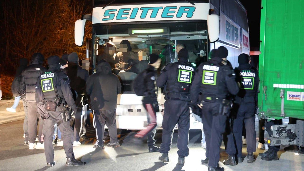 NRW: Frankfurter Hooligans überfallen Bus mit Stuttgart-Fans | Regional