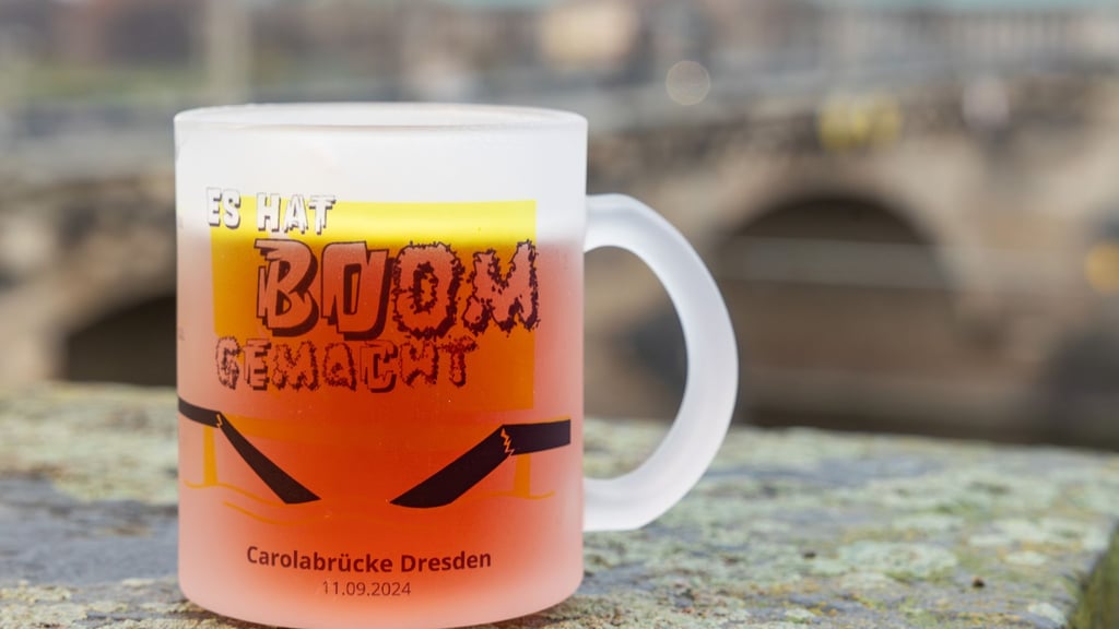 Glühweintasse erinnert an Einsturz der Carolabrücke