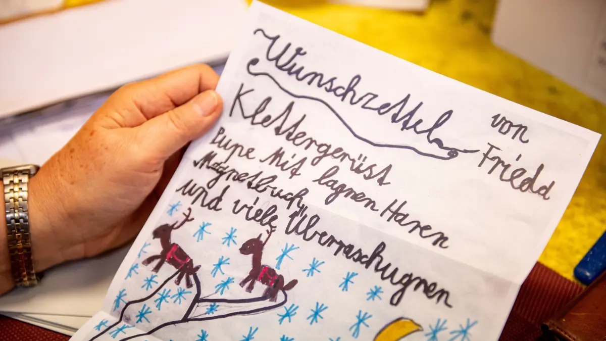 Weihnachtsengel sortieren und beantworten in der Weihnachtspostfiliale im nördlichen Brandenburg die Briefe von Kindern an den Weihnachtsmann. +++ dpa-Bildfunk +++