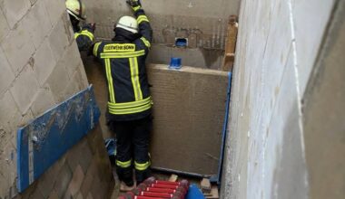 Bonn-Beuel: Bauarbeiter unter Betontreppe eingesperrt
