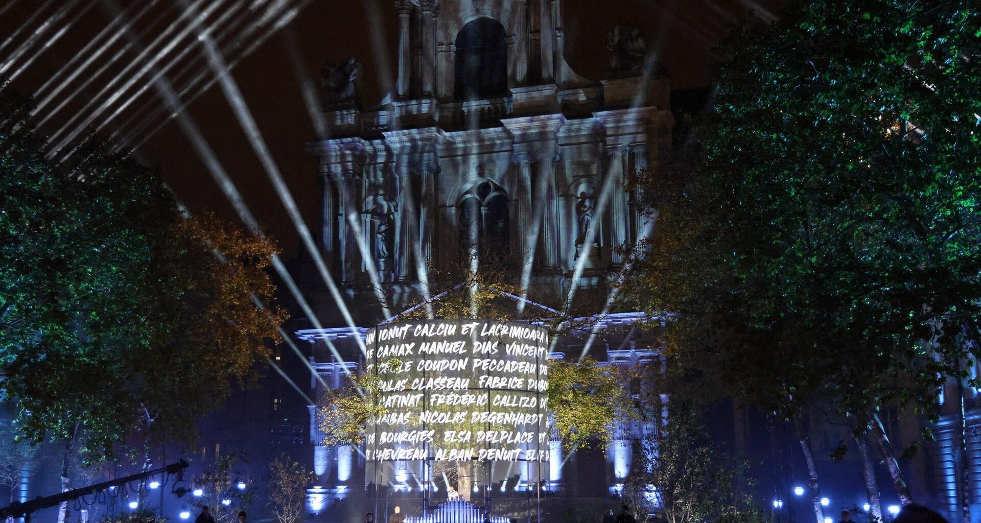 Eine Ton- und Lichtshow wird in den Nachthimmel in Paris projiziert.