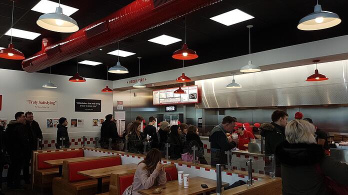 Die Burger dieser Kette wollen gerade viele haben – deshalb müssen sie auch alle Schlange stehen.