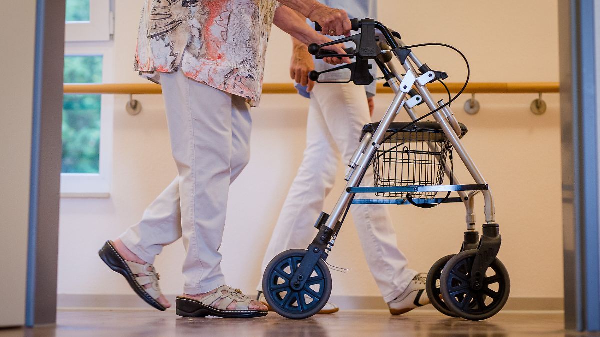 Erhöhung hat eine "Kehrseite": Löhne für Pflegekräfte in Deutschland steigen deutlich