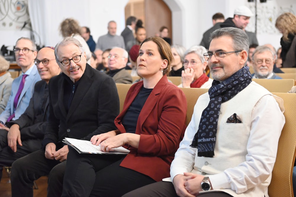 Nicht alle blieben der Diskussion fern, mit dabei waren (von links): der evangelische Stadtdekan Bernhard Liess, Terry Swartzberg von J.E.W.S., der städtische Beauftragte für interreligiösen Dialog Marian Offman, Münchens Dritte Bürgermeisterin Verena Dietl und der Penzberger Imam Benjamin Idriz.