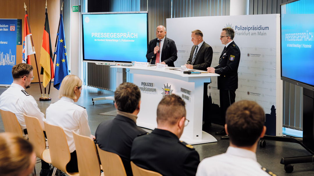 Nach Besuch im Ersten Polizeirevier Frankfurt - Poseck: "Schwere Vorwürfe"