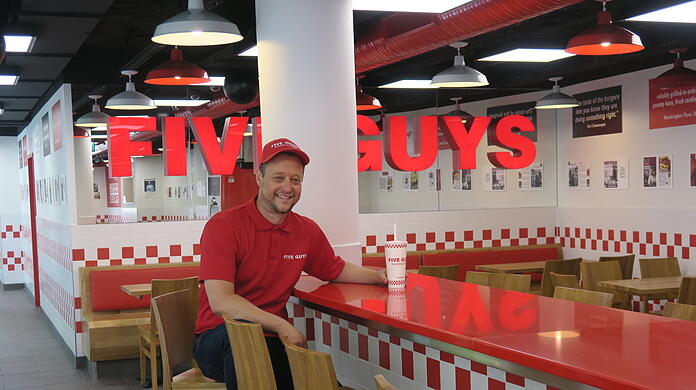 Setzt auf den Five-Guys-Hype: Operations-Manager René Hähnen im neuen Münchner XXL-Lokal des US-Fast-Food-Riesen.
