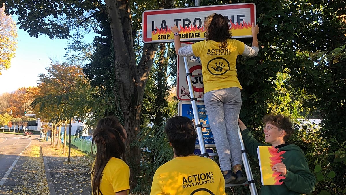 Hunderte Verkehrsschilder und Plakatwände in Frankreich mit falschen Flammen: das steckt dahinter