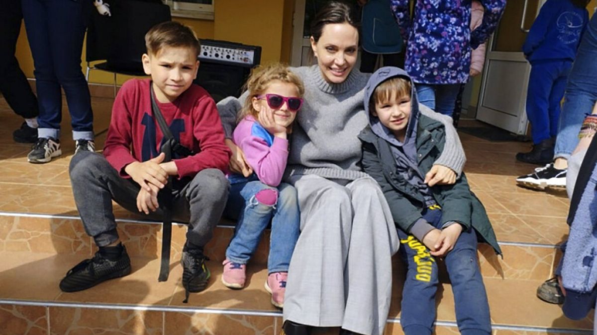 Die besten Memes: Angelina Jolie auf Ukraine-Besuch - Fahrer muss zum Militär