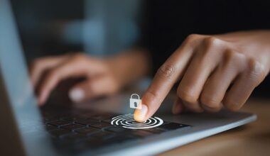 Wird in Frankreich der Ausweis mit den Social-Media-Konten verknüpft?