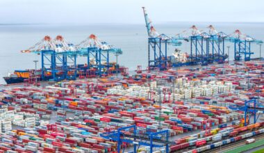 Der Bund investiert viel Geld in die Infrastruktur des Hafens. (Archivfoto) Foto: Sina Schuldt/dpa