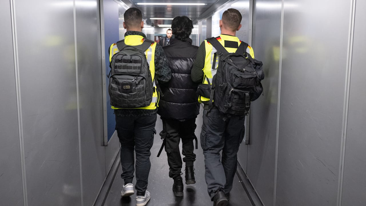 Karlsruhe-Urteil: Polizei fordert Abschiebeoffensive | Politik