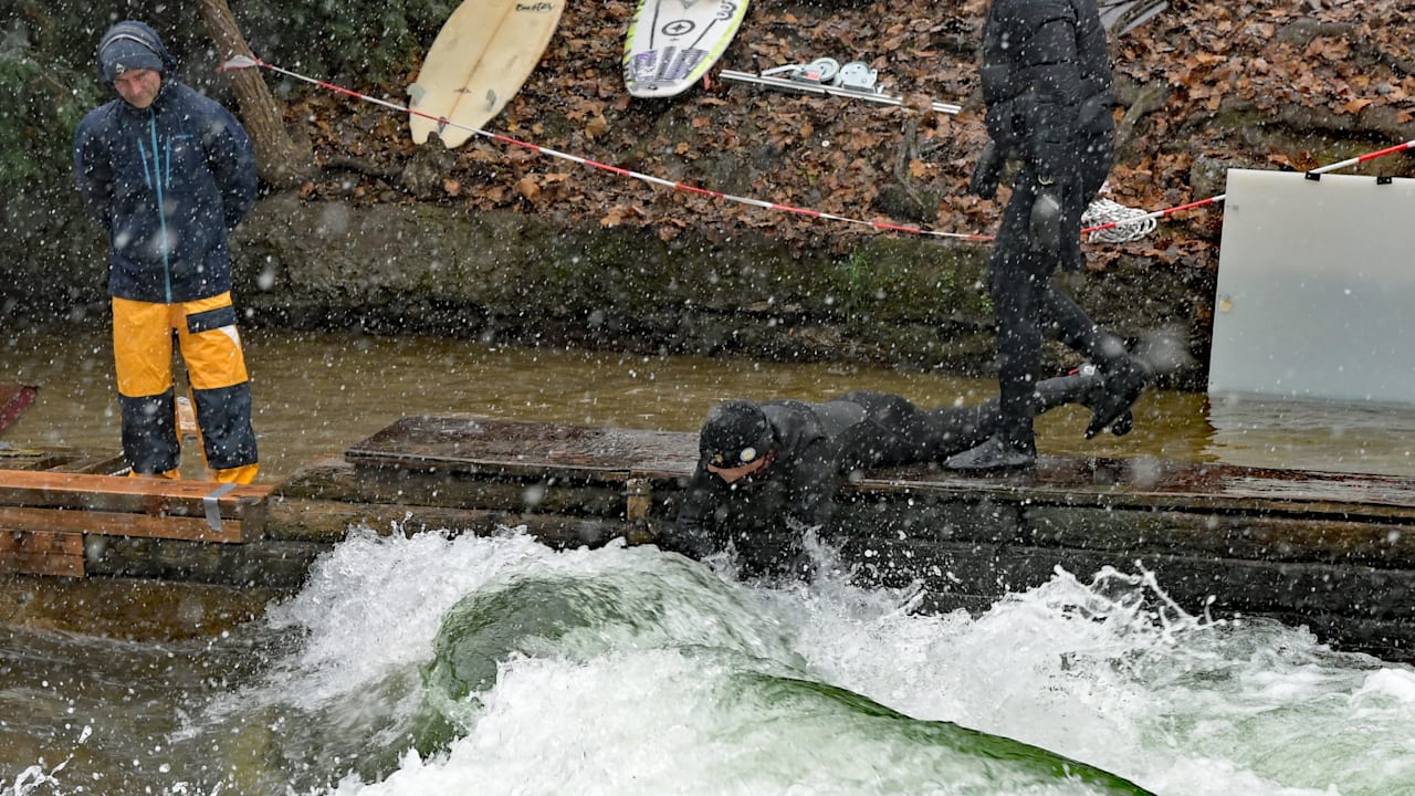 Eisbachwelle in München: Forscher will Surfer-Hotspot mit Holzbrettern und Kies retten | Regional
