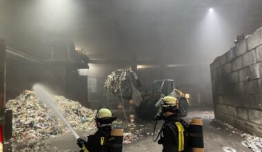 FW-DO: Brand in Lagerhalle eines Recyclingbetriebs