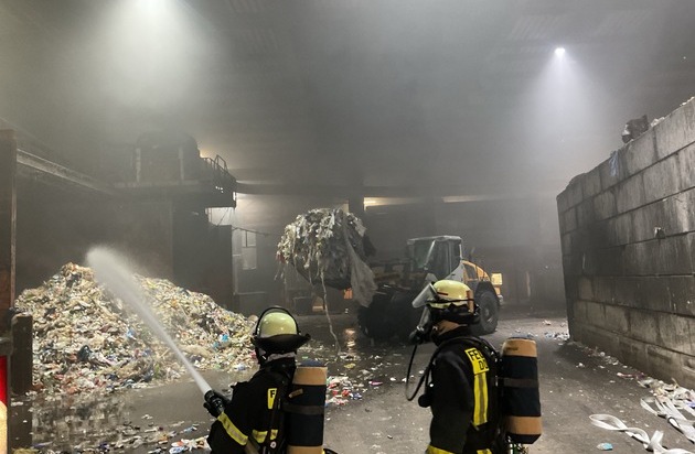 FW-DO: Brand in Lagerhalle eines Recyclingbetriebs