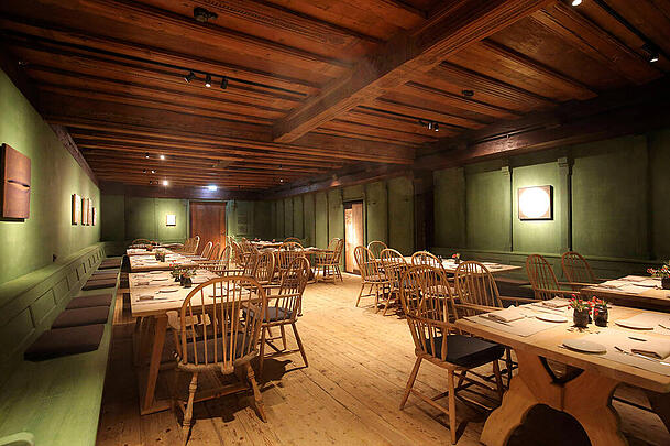 Grüne Wände hat die Palais Stube (48 Sitzplätze). Die Holz- und Deckenvertäfelung wurde 2019 restauriert.