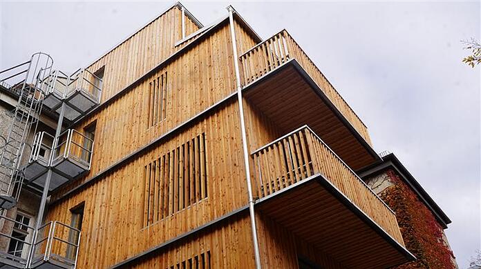 Für die Fassade wurde österreichische Lärche verwendet. Für die Fassade wurde österreichische Lärche verwendet.