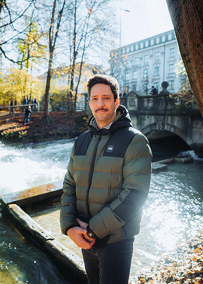 Bei Surfer Alexander Neumann war die Enttäuschung groß, als er erfuhr, dass ein vermehrter Wasserzufluss nicht geholfen hat, die Welle aufzubauen.