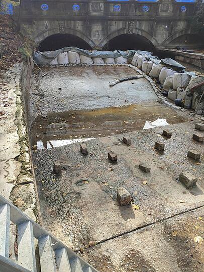 Viel zu gut habe es die Stadt bei der Bachauskehr gemeint. Das sei das Hauptproblem für die fehlende Welle, berichtet Surfer Martin Grün.