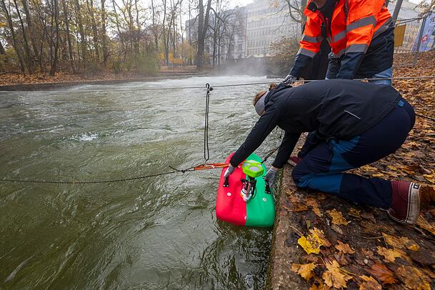 Mitarbeiter der Helmut-Schmidt-Universität aus Hamburg, Fachrichtung Wasserbau, vermessen mit speziellen Geräten den Strömungsverlauf und den Untergrund der Eisbachwelle im Englischen Garten.